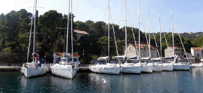Yachtcharter Basis Rogac auf Solta in Kroatien Segelyachten als Einrumpf Katamaran in Kroatien